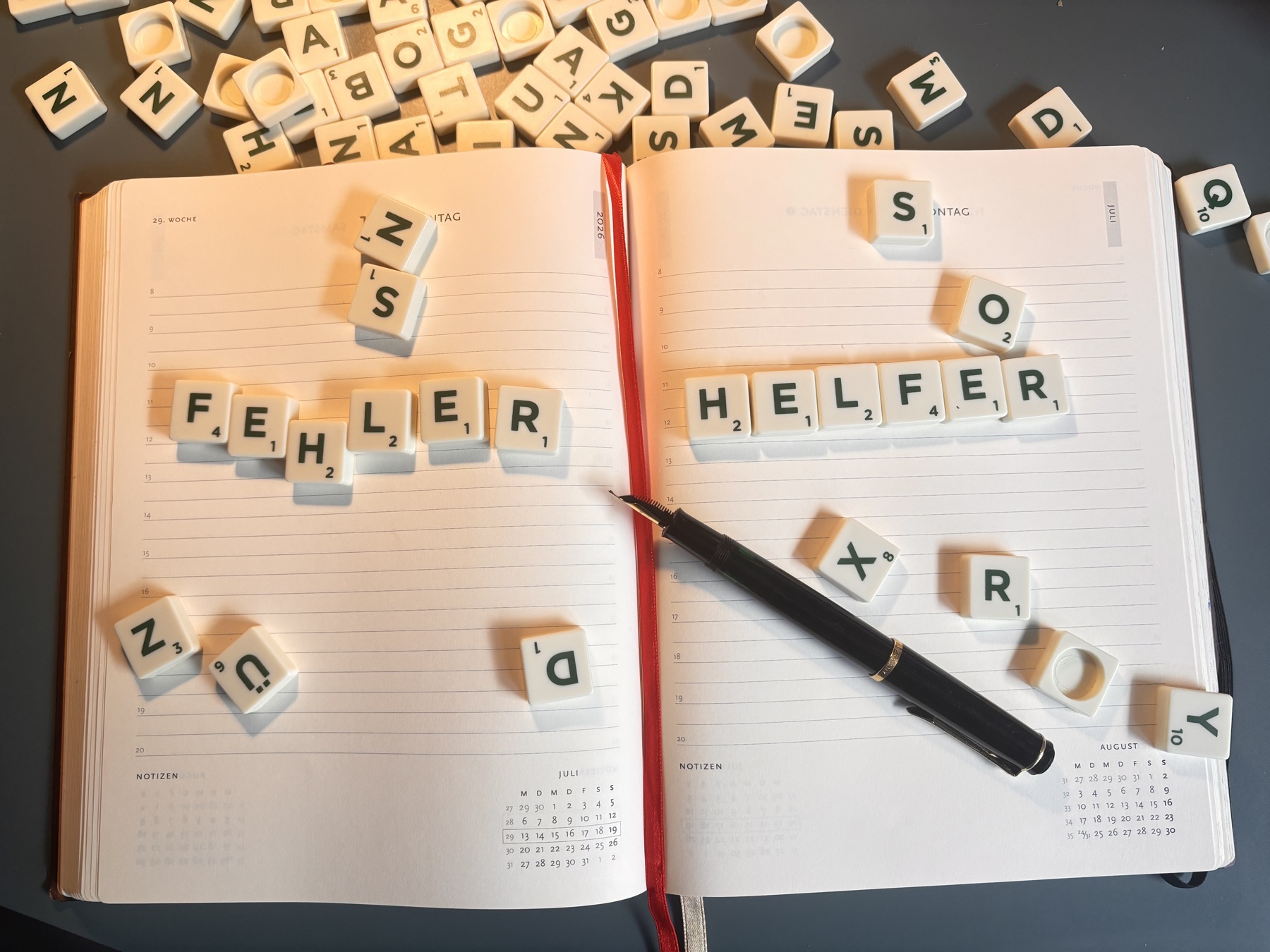 Scrabble-Buchstaben auf einem Kalender: aus dem Wort Fehler wird das Wort Helfer